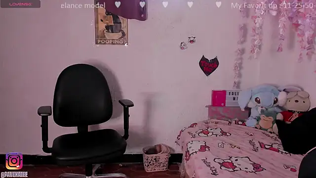 Emilycollei online show from November 14, 3:11 pm