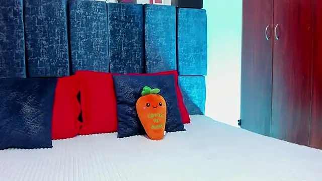 Kiim Owens online show from November 19, 12:05 pm