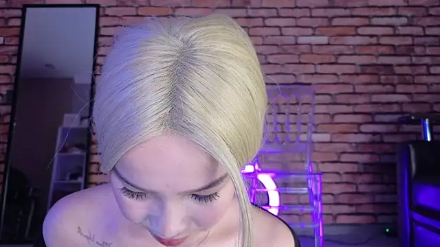 Snapshot of saya_li1 chatting on October 28, 7:49 pm saya li1 online show from October 28, 7:49 pm