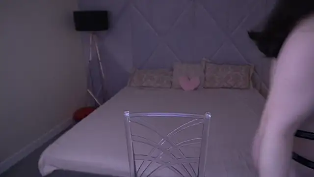 SnowWhiti online show from April 6, 7:15 pm