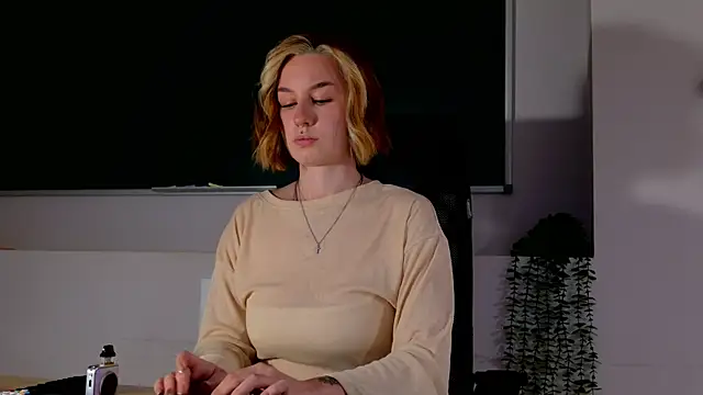 ClaireMathis online show from June 19, 3:05 pm