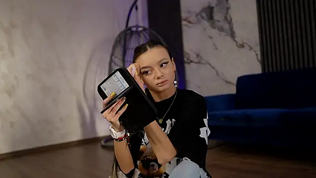 RachelRavee online show from April 17, 4:15 am