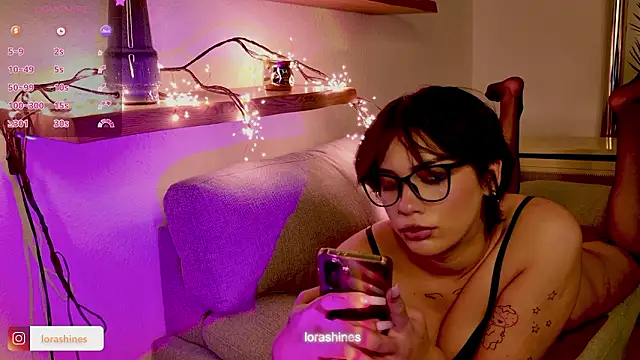 LoraShines online show from February 5, 6:56 pm