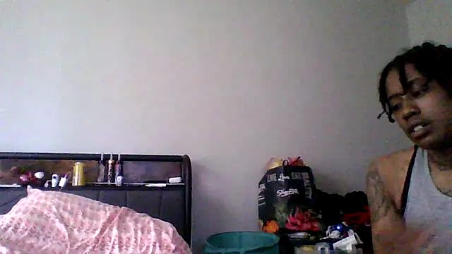 Snapshot of dezzidavill chatting on February 24, 7:23 pm dezzidavill online show from February 24, 7:23 pm