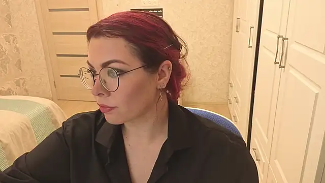 EmiStevens online show from October 30, 7:54 am