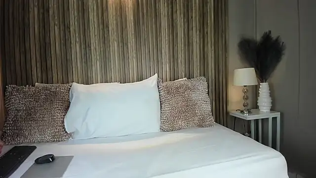 VanneCamiel online show from October 31, 11:33 am