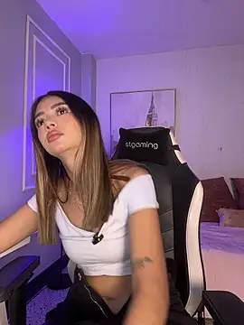 HoneyMollyX online show from April 10, 1:05 pm