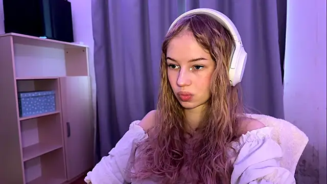 LunaCrave online show from October 21, 10:27 am