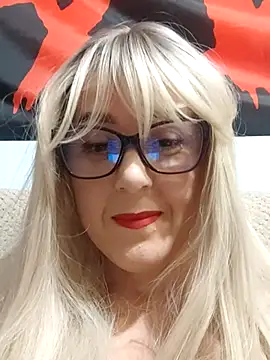 Snapshot of Amelialove42 chatting on November 19, 6:30 pm Amelialove42 online show from November 19, 6:30 pm