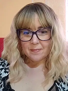 Amelialove42 online show from May 6, 1:49 pm