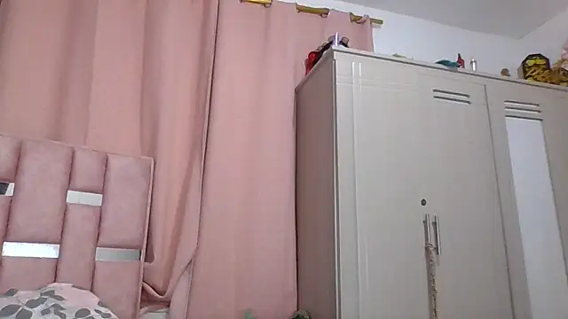 Snapshot of abby_moss_2 chatting on December 4, 9:29 am abby moss 2 online show from December 4, 9:29 am