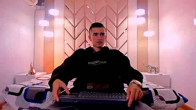 Ethan Boy  online show from February 6, 8:01 pm