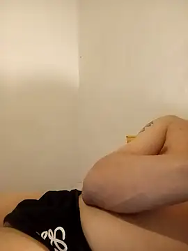 Snapshot of jjLARAY chatting on November 3, 1:29 am jjLARAY online show from November 3, 1:29 am