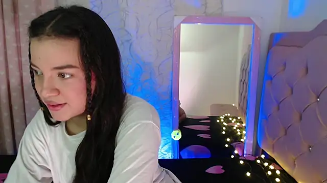 Snapshot of beauty_lana18 chatting on November 13, 1:26 am beauty lana18 online show from November 13, 1:26 am