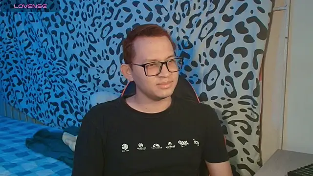 Snapshot of Josh_18cm chatting on October 17, 12:25 am Josh 18cm online show from October 17, 12:25 am