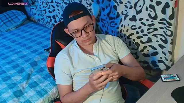 Snapshot of Josh_18cm chatting on October 18, 12:35 am Josh 18cm online show from October 18, 12:35 am