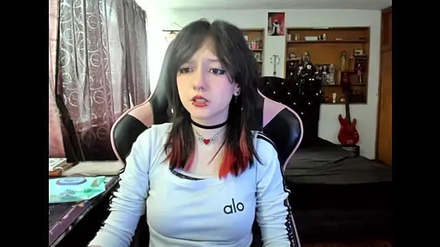 Maki Zein  online show from November 7, 3:01 pm