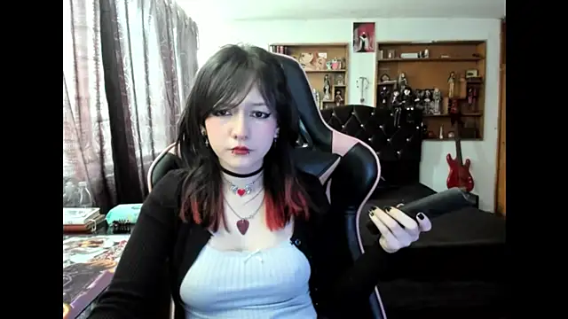 Maki Zein  online show from November 14, 5:44 pm