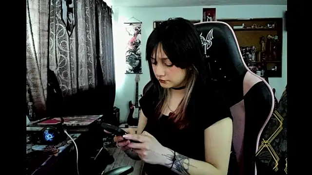 Maki Zein  online show from January 13, 8:47 pm