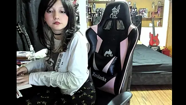 Snapshot of Maki_Zein_ chatting on February 13, 8:32 am Maki Zein online show from February 13, 8:32 am