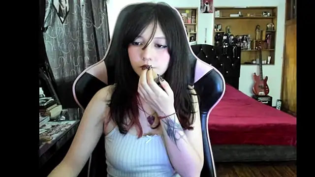 Maki Zein  online show from April 24, 10:34 pm