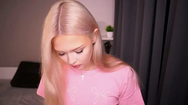 Snapshot of KaryTasch chatting on October 19, 7:03 pm KaryTasch online show from October 19, 7:03 pm