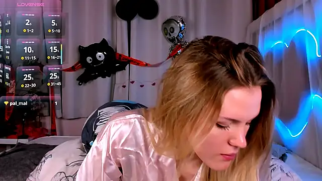 Snapshot of -KittyMoore chatting on November 3, 8:32 pm -KittyMoore online show from November 3, 8:32 pm