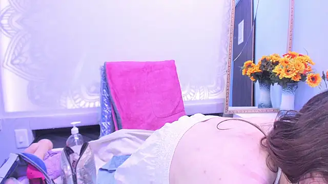 Snapshot of Kylie_Bloom chatting on February 17, 8:15 pm Kylie Bloom online show from February 17, 8:15 pm