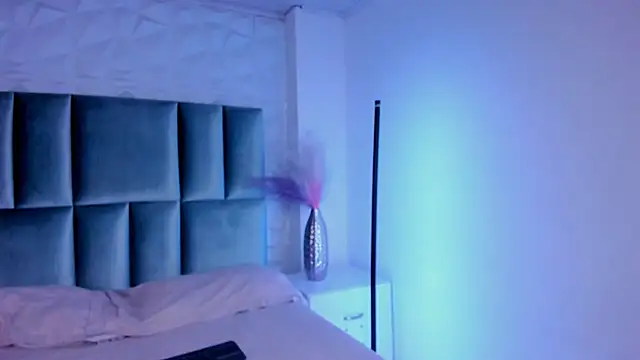 HollyPeach online show from March 3, 8:04 pm