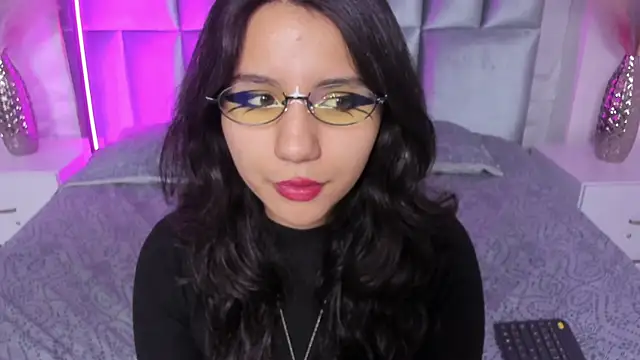 HollyPeach online show from March 29, 5:02 pm