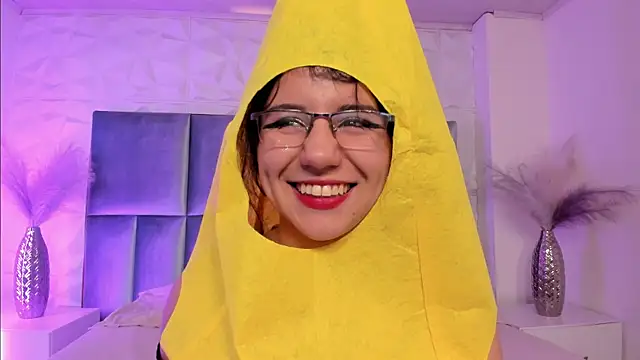 HollyPeach online show from April 6, 7:37 pm