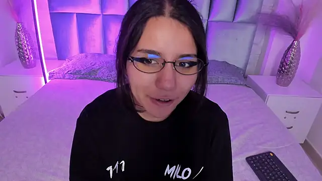 Snapshot of HollyPeach chatting on April 20, 7:37 pm HollyPeach online show from April 20, 7:37 pm