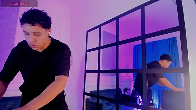 Snapshot of Adrian_Volt chatting on November 6, 2:56 am Adrian Volt online show from November 6, 2:56 am