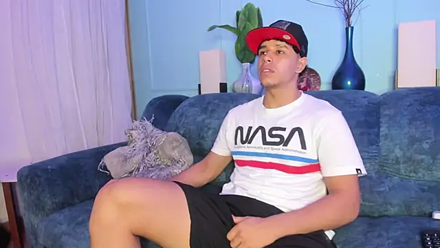 Snapshot of Adrian_Volt chatting on December 14, 3:12 am Adrian Volt online show from December 14, 3:12 am