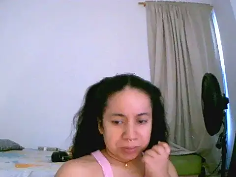 Snapshot of chiarafus0 chatting on December 16, 8:47 pm chiarafus0 online show from December 16, 8:47 pm