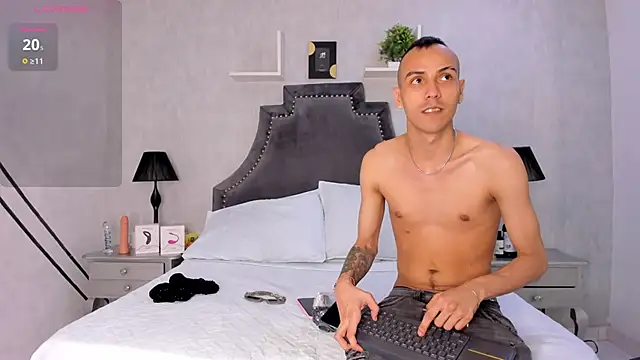 DerryAndIzzy online show from October 31, 6:25 am