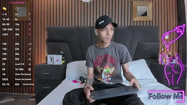 DerryAndIzzy online show from November 21, 5:50 am