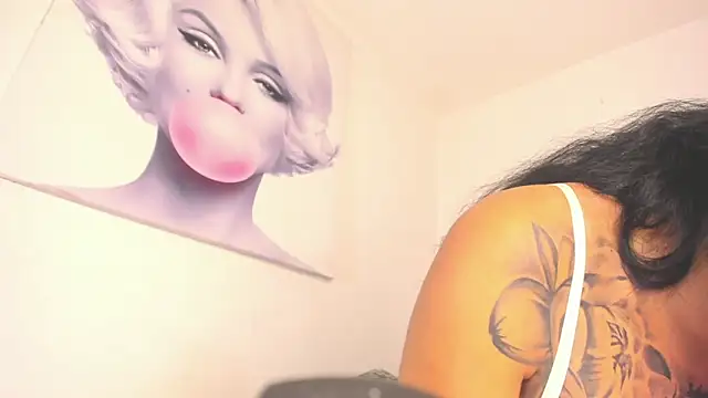 Snapshot of BiancaValentinna chatting on November 6, 12:22 am BiancaValentinna online show from November 6, 12:22 am