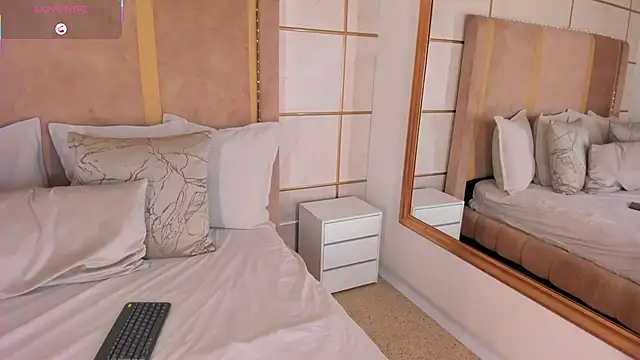 Snapshot of lyrabellini chatting on November 7, 11:43 am lyrabellini online show from November 7, 11:43 am