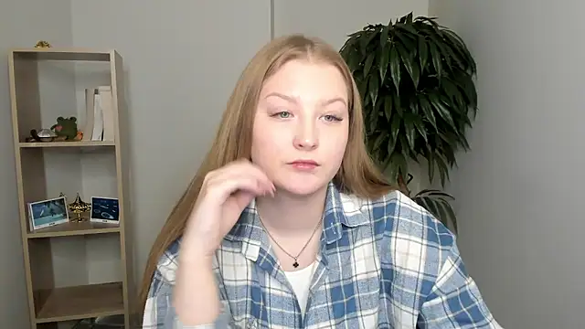 Snapshot of AdenaBourgois chatting on October 13, 10:37 am AdenaBourgois online show from October 13, 10:37 am