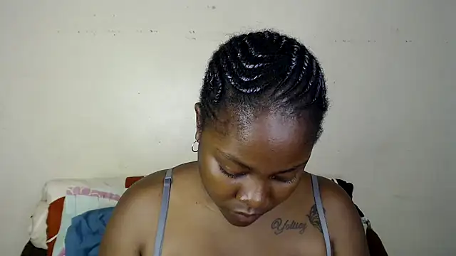 Yolaqueen04 online show from October 28, 5:04 pm