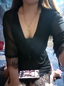 Snapshot of LeanaLy chatting on March 7, 1:02 am LeanaLy online show from March 7, 1:02 am