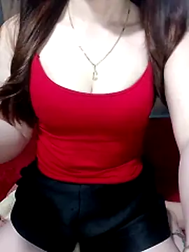 Snapshot of LeanaLy chatting on April 9, 1:16 am LeanaLy online show from April 9, 1:16 am