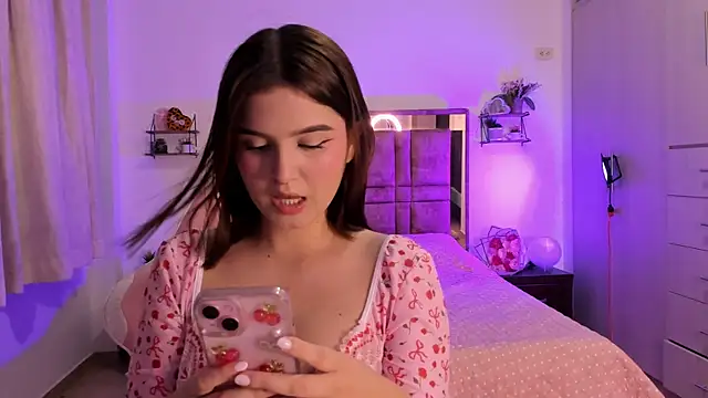 MIACUTEE  online show from January 8, 10:45 pm