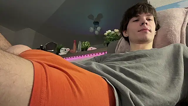 Jeremy1Scott online show from February 6, 4:17 am