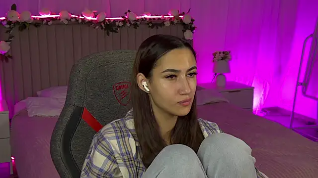 Snapshot of RebeckaThornton chatting on November 18, 6:01 pm RebeckaThornton online show from November 18, 6:01 pm