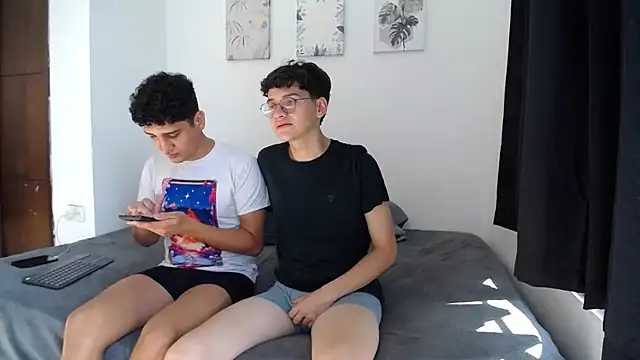 Snapshot of SpritzBoys chatting on October 28, 1:25 pm SpritzBoys online show from October 28, 1:25 pm