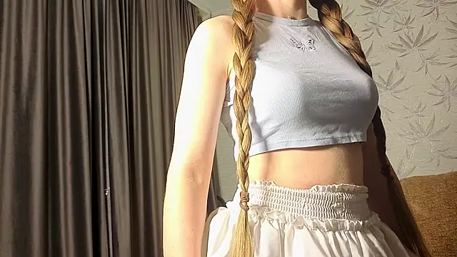 Snapshot of MissPompadure chatting on October 21, 6:52 pm MissPompadure online show from October 21, 6:52 pm