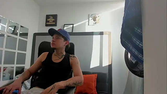 Snapshot of Sky_Wild chatting on October 21, 9:26 pm Sky Wild online show from October 21, 9:26 pm