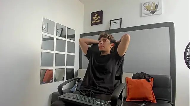 Snapshot of Sky_Wild chatting on October 23, 8:07 pm Sky Wild online show from October 23, 8:07 pm